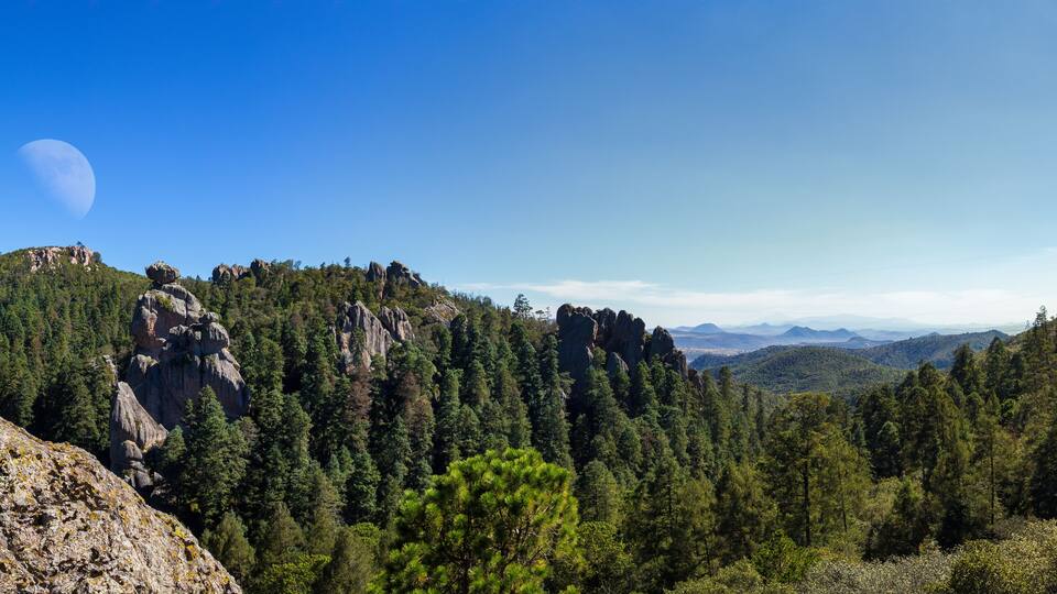 Mountain abyss at night in Peñas Cargadas Hidalgo - El Chico National Park Mexico