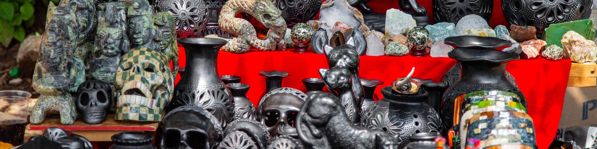 Artesanias en Barro Negro de Oaxaca, Mexico