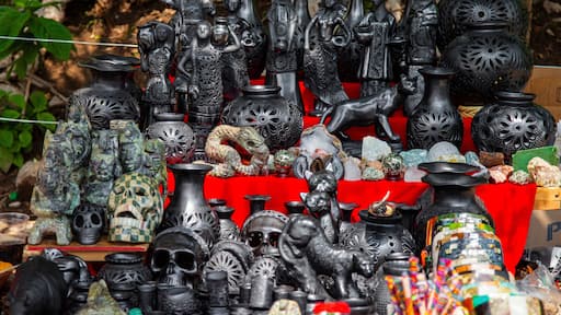 Artesanias en Barro Negro de Oaxaca, Mexico