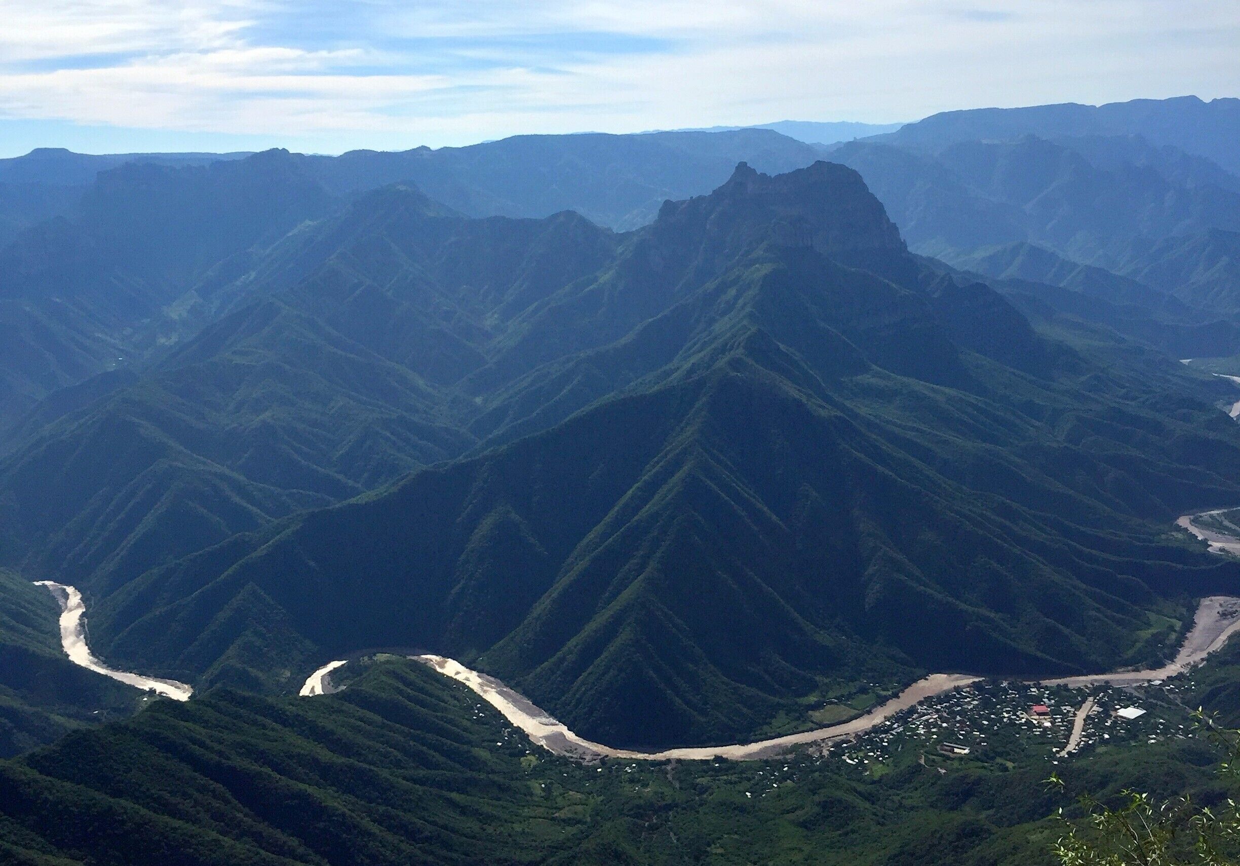Travel to the tarahumara montains from Cerakawi to Divisadero in train.