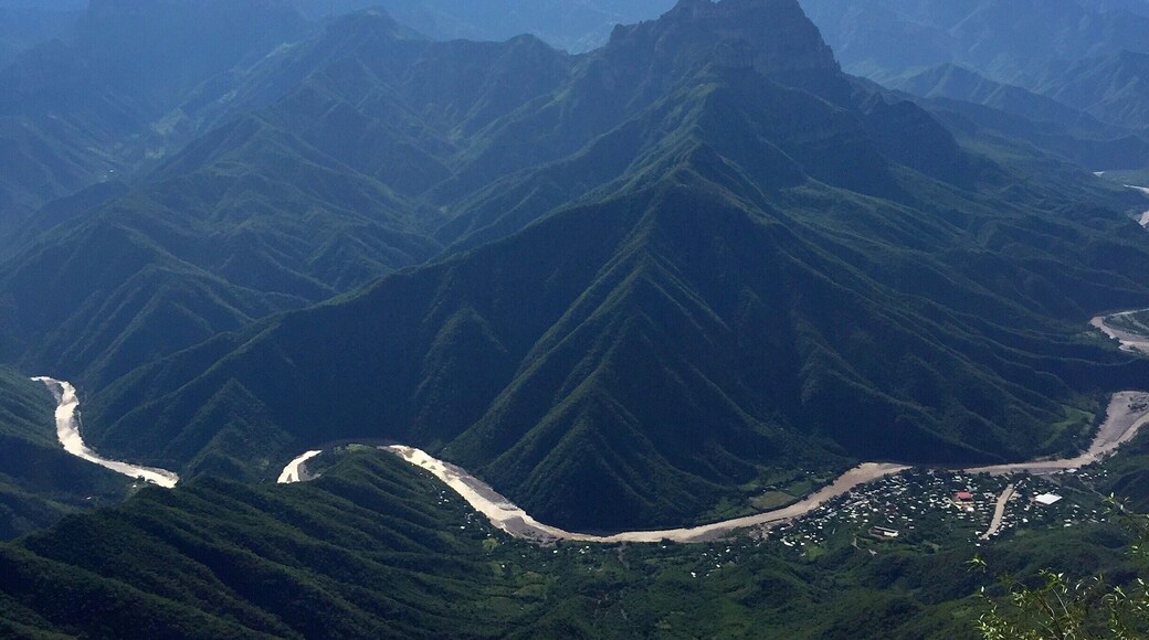 Travel to the tarahumara montains from Cerakawi to Divisadero in train.