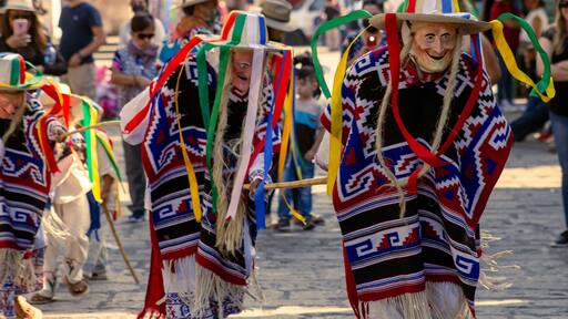 Baile o danza de los viejitos, en el jardin del morelia, michoacan