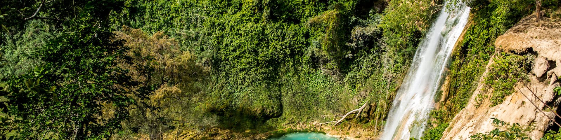 toma superior de la cascada de Minas Viejas cayendo a un poza azul turquesa de agua dulce en la selva de la huasteca potosina en San Luis Potosi, Mexico.
