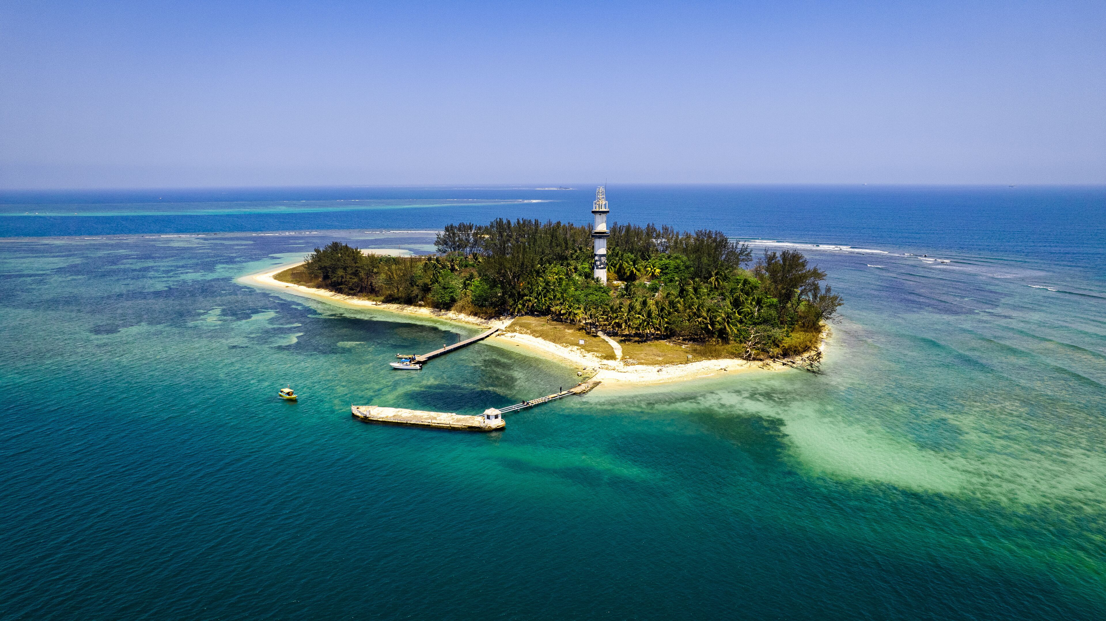 A panoramic view of Island of Sacrifices in Veracruz, Mexico with its stunning coastline, blue seas and lush islands set against a backdrop of nature.