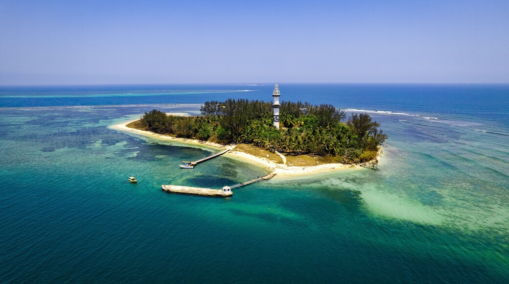 A panoramic view of Island of Sacrifices in Veracruz, Mexico with its stunning coastline, blue seas and lush islands set against a backdrop of nature.