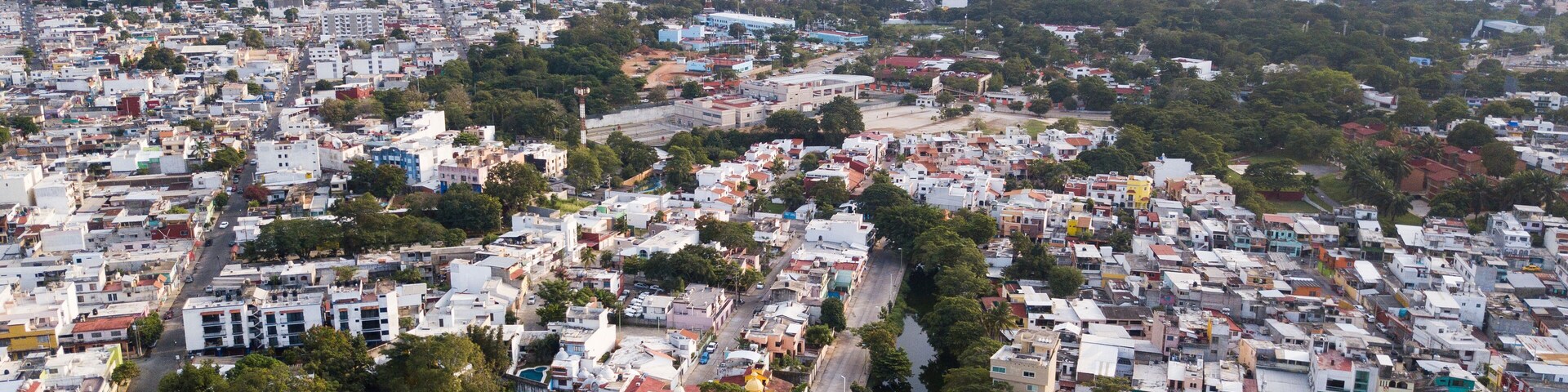 Uma área urbana densamente povoada, com um rio a atravessá-la.