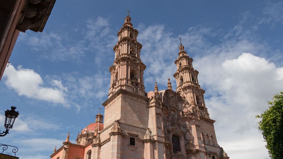 Perspectiva de catedral en cantera rosa en el pueblo mágico de Lagos de Moreno