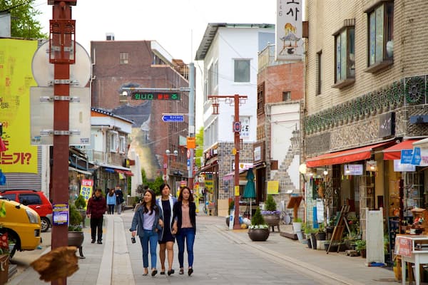 Suwon sowie kleine Menschengruppe