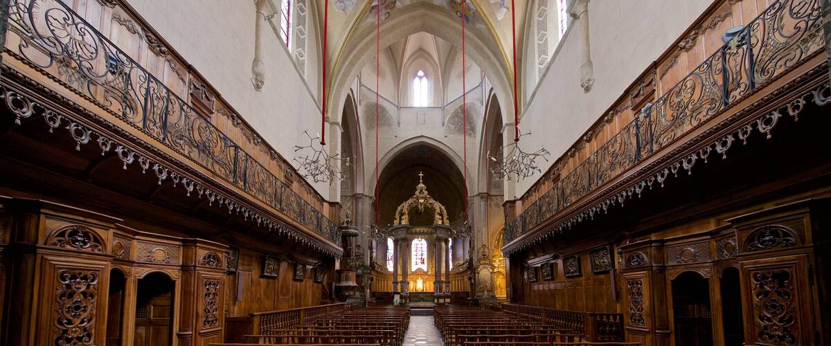 Tarbes mit einem Innenansichten, Kirche oder Kathedrale und Geschichtliches