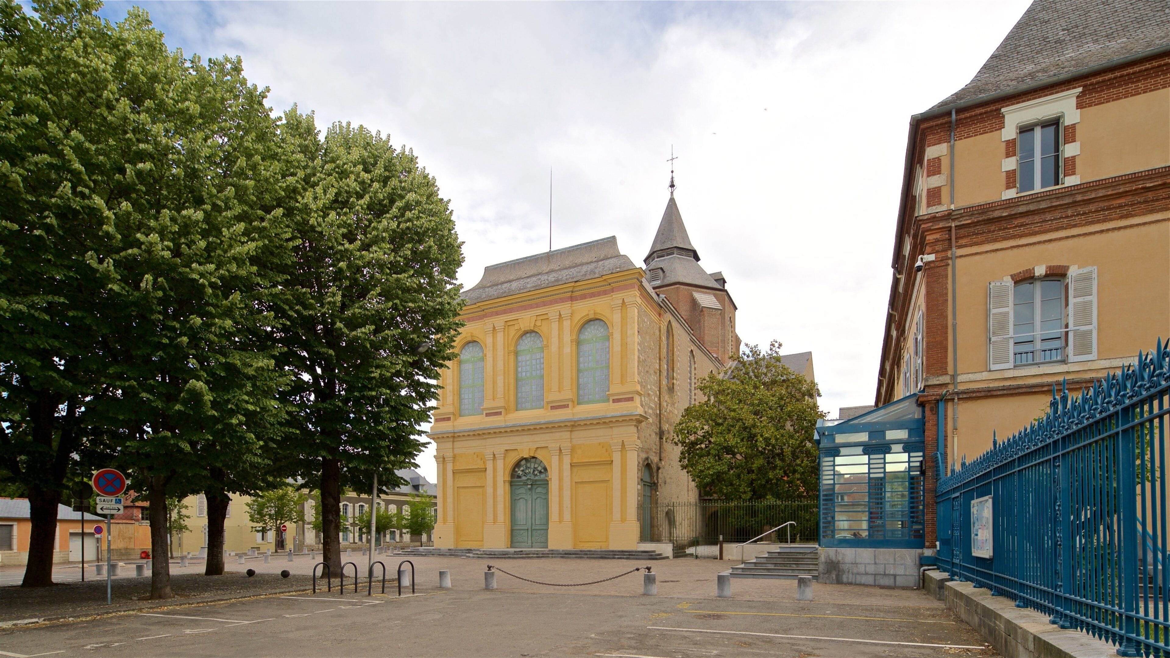Tarbes som visar historisk arkitektur och en kyrka eller katedral