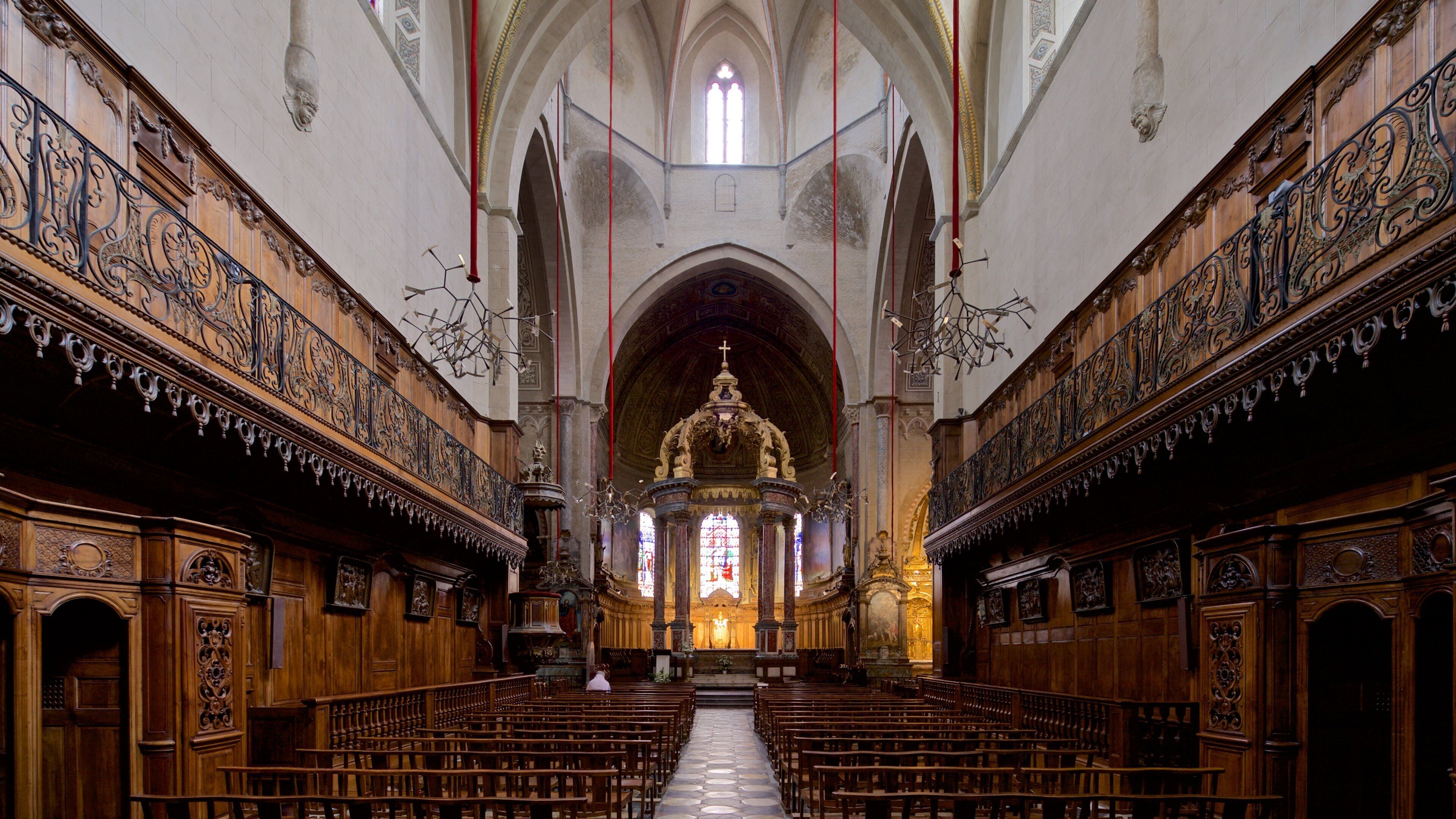 Tarbes which includes heritage elements, interior views and a church or cathedral