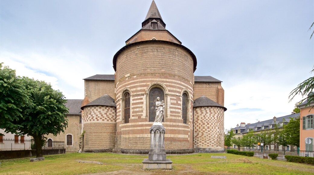 Tarbes showing heritage architecture, religious elements and a church or cathedral