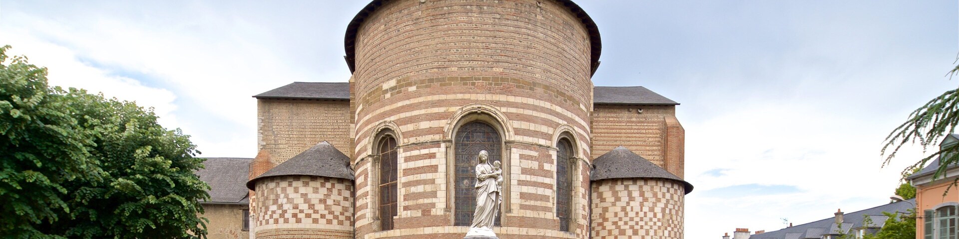 Tarbes featuring heritage architecture, religious aspects and a church or cathedral