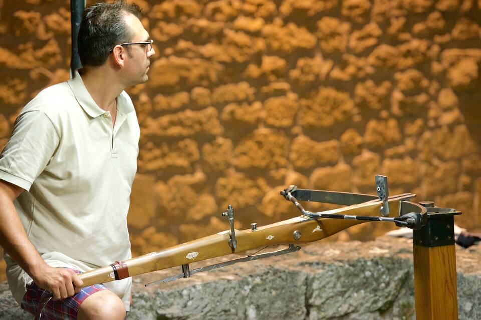 Um homem tocando um xilofone grande ao ar livre.