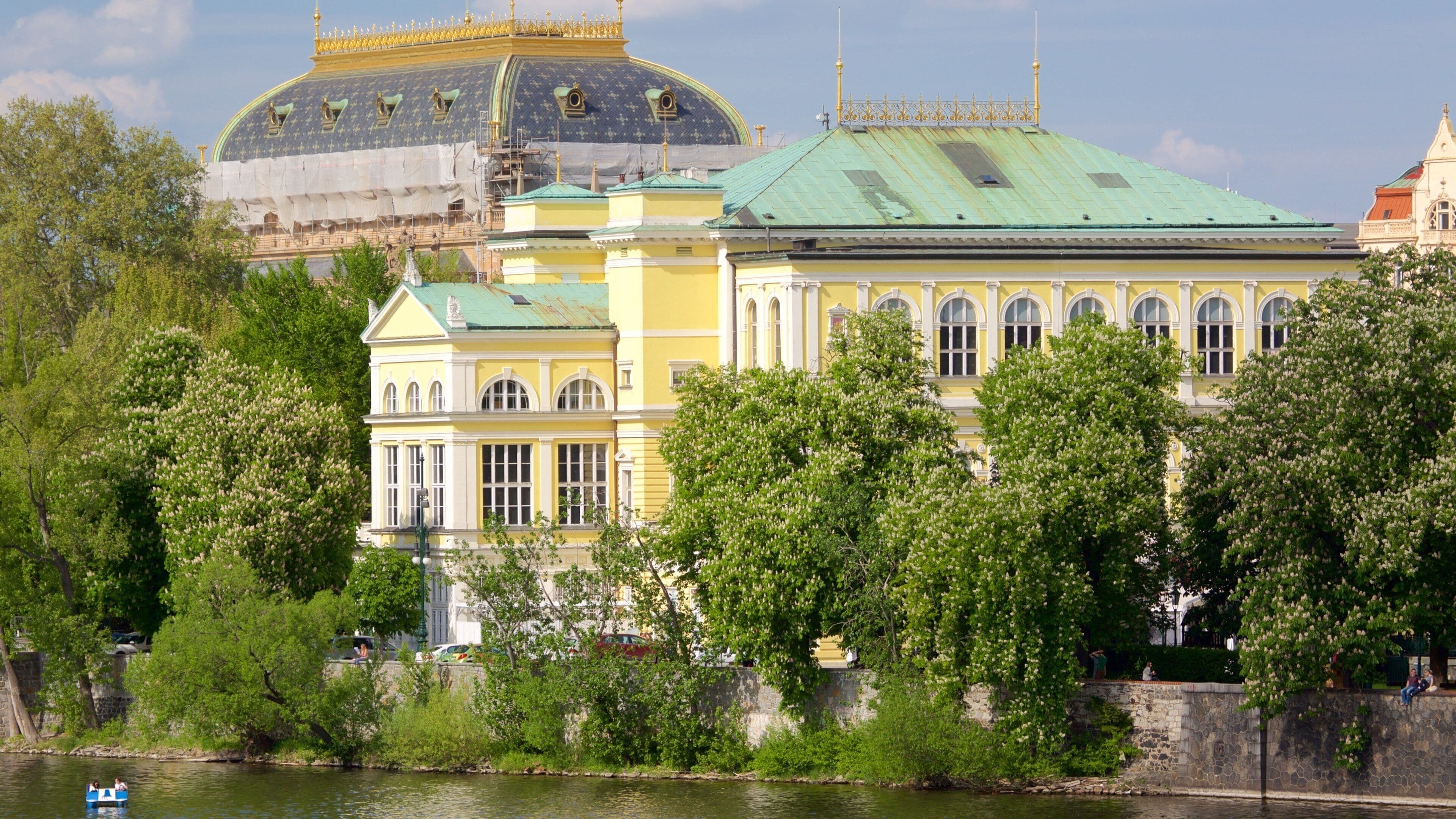 Prag og byder på kulturarvsgenstande og en flod eller et vandløb