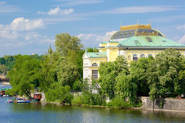 Praha johon kuuluu joki tai puro