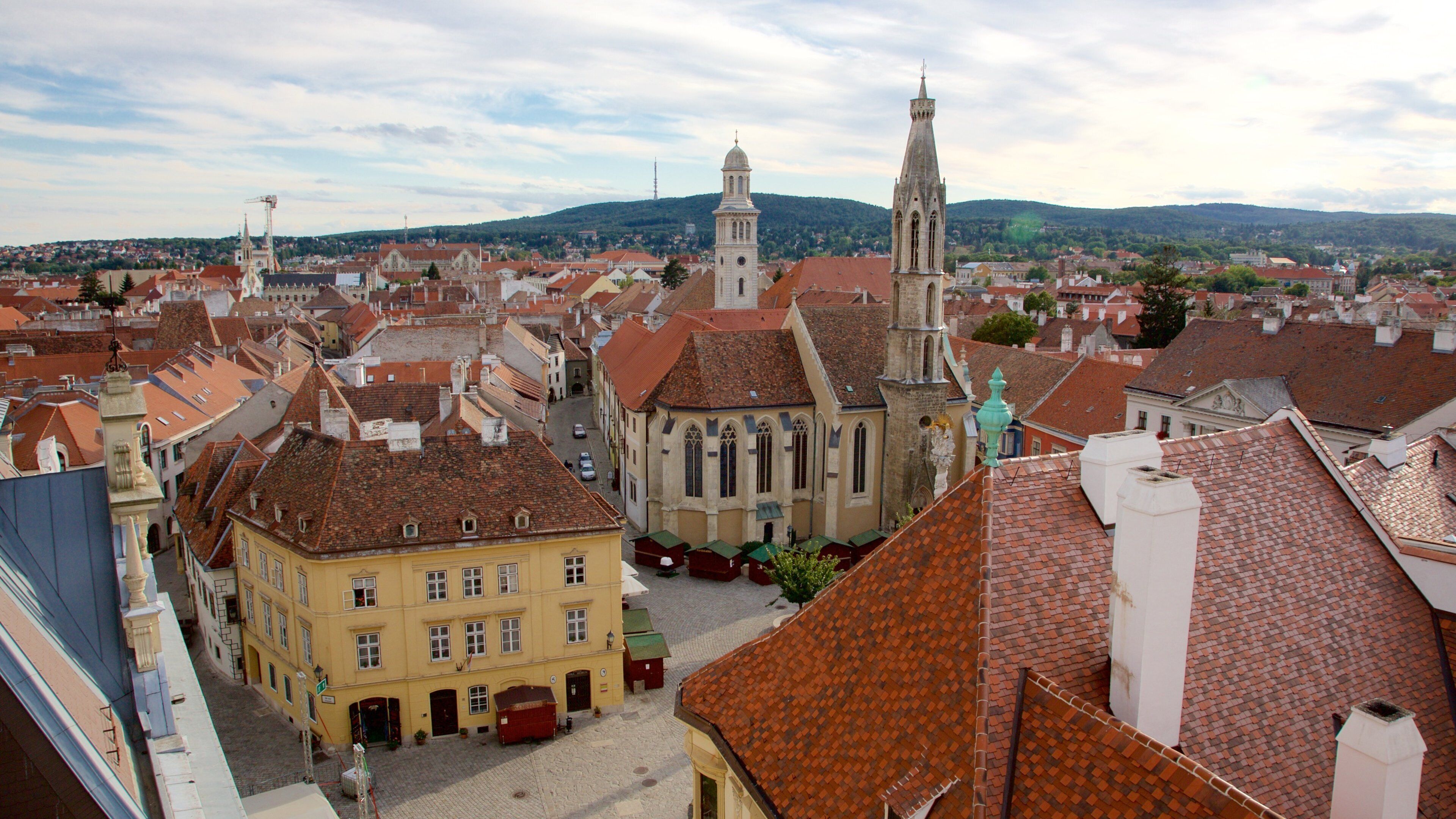 Sopron fasiliteter samt by og historisk arkitektur