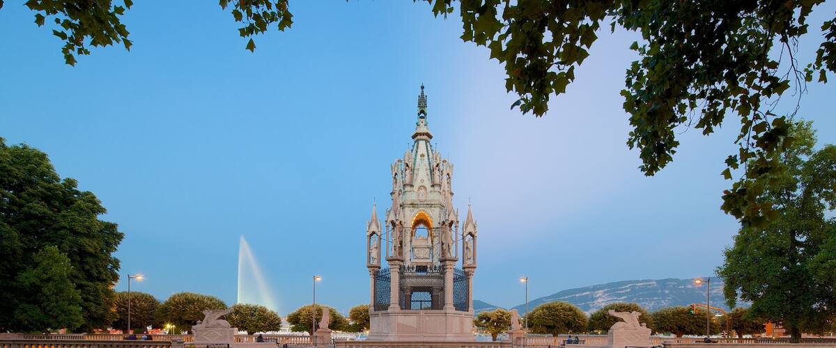 Brunswick Monument showing a garden and a monument