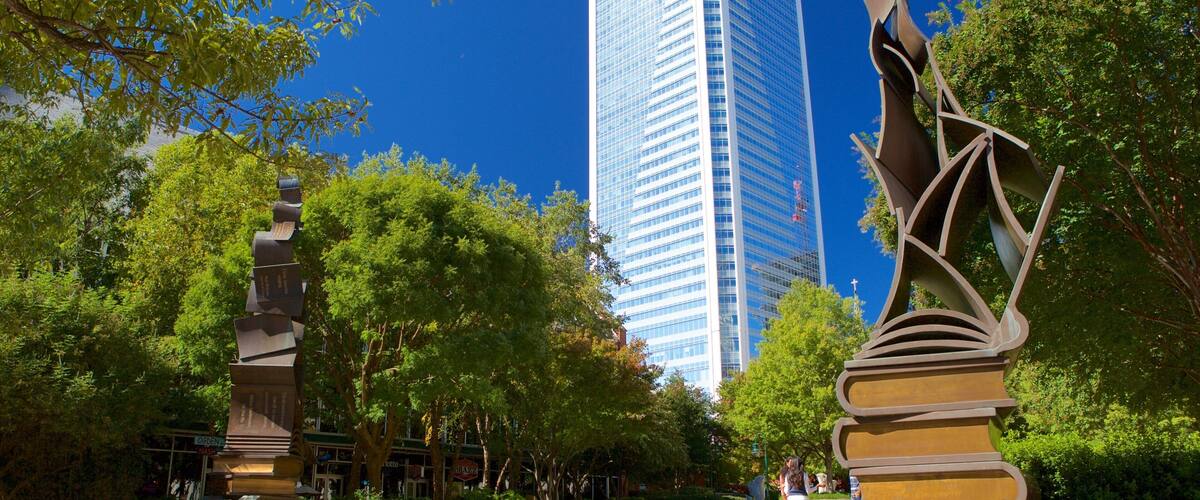 Charlotte fasiliteter samt by, utendørs kunst og skyskraper