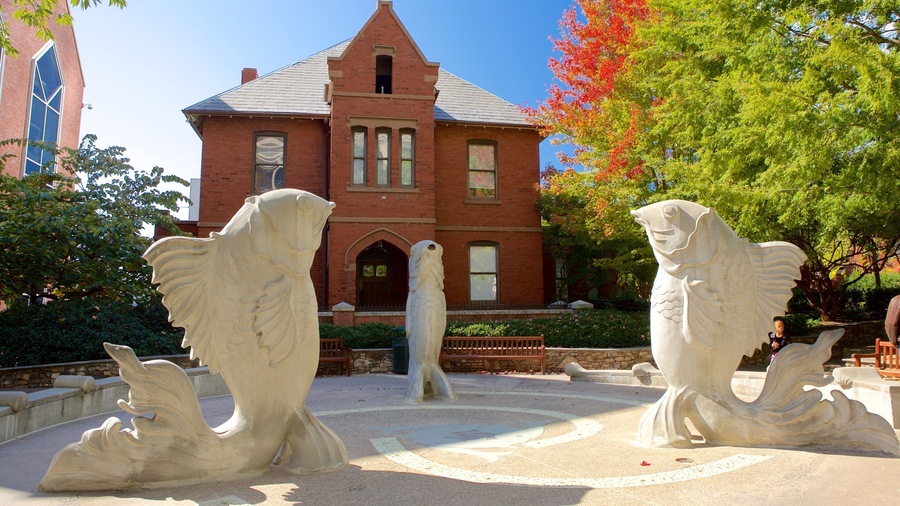 Charlotte showing heritage architecture and outdoor art