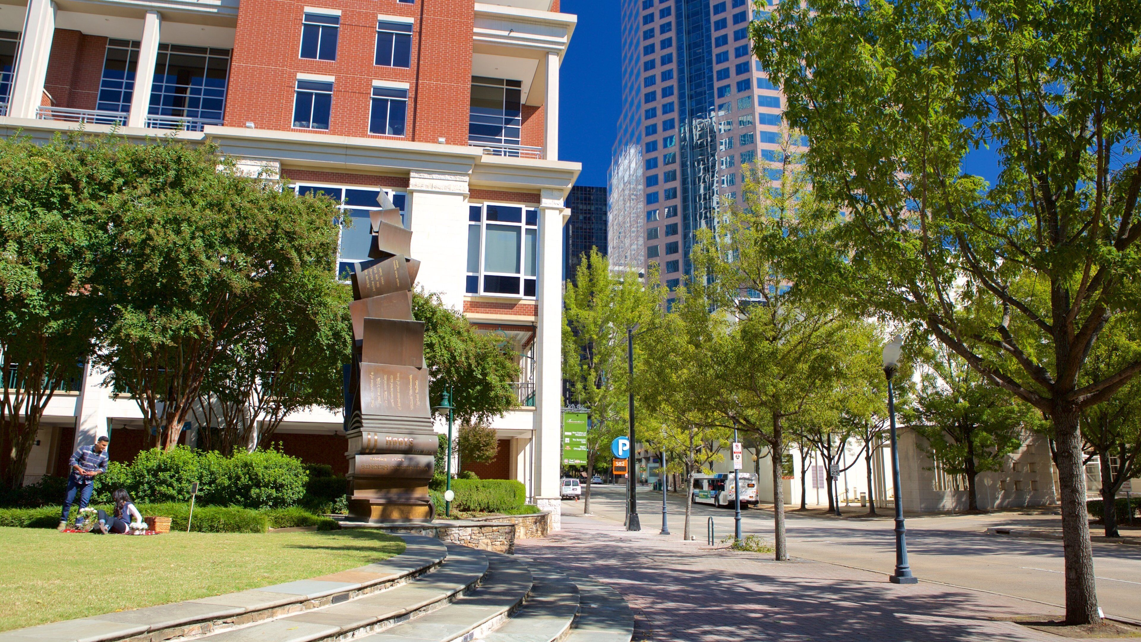 Charlotte showing outdoor art and heritage architecture