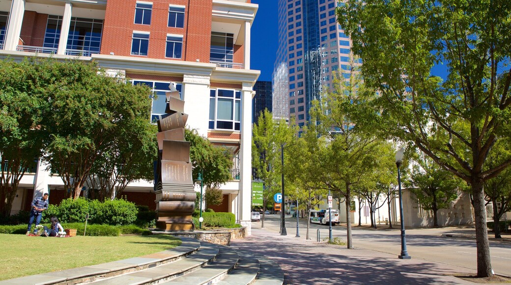 Charlotte showing outdoor art and heritage architecture