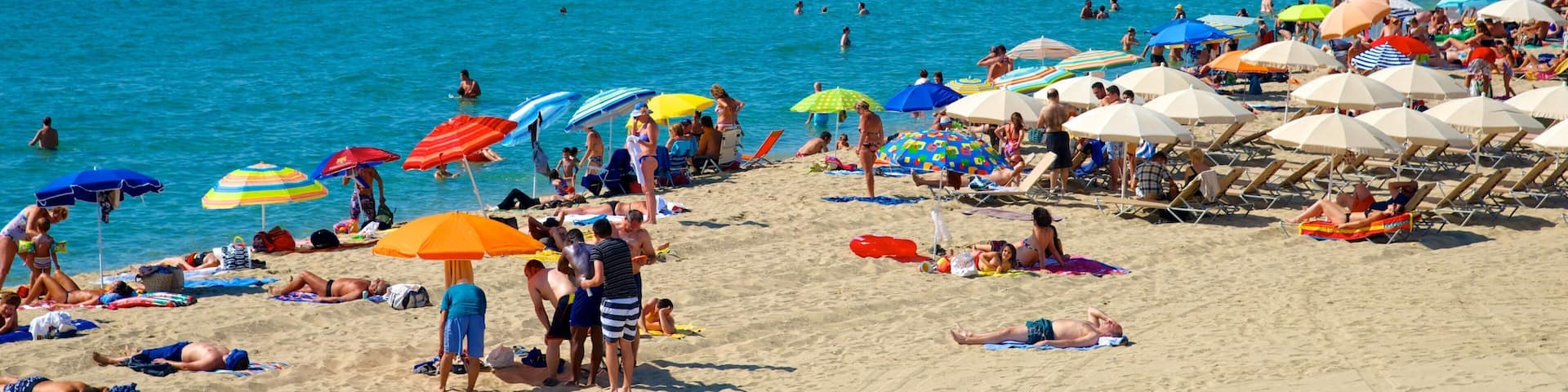 Barcelona joka esittÀÀ uinti ja ranta sekÀ suuri ryhmÀ ihmisiÀ