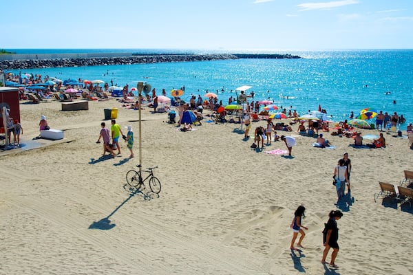 Llevant Beach welches beinhaltet allgemeine KĂŒstenansicht und Strand sowie kleine Menschengruppe