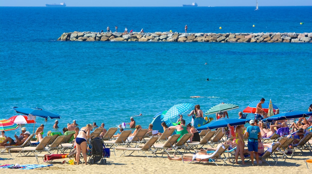 Barcelone mettant en vedette plage de sable aussi bien que important groupe de personnes