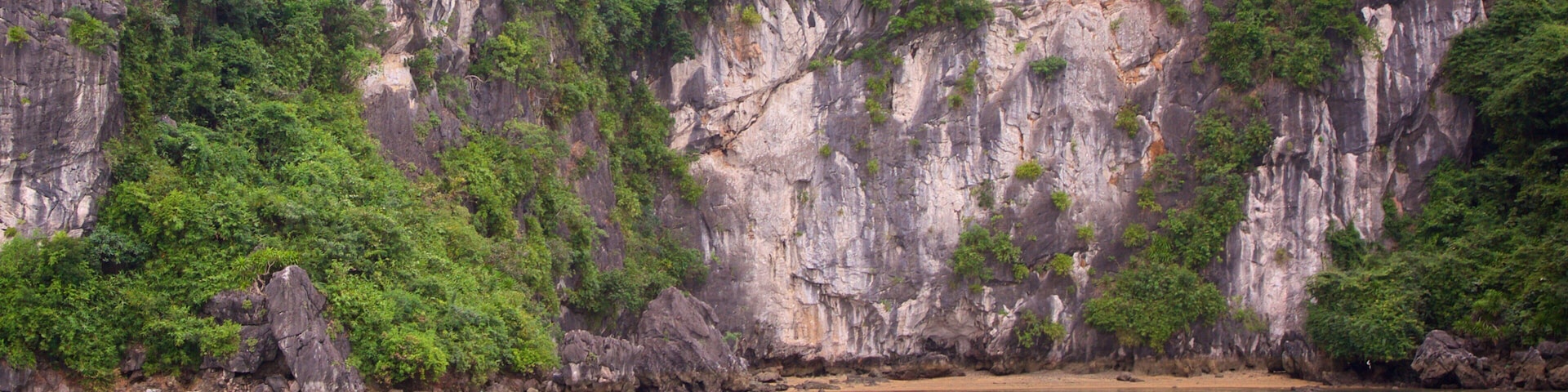 Baía de Halong que inclui uma baía ou porto e canoagem