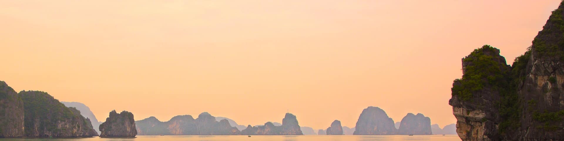 Bahía de Ha Long que incluye vistas panorámicas, vistas de una isla y un atardecer