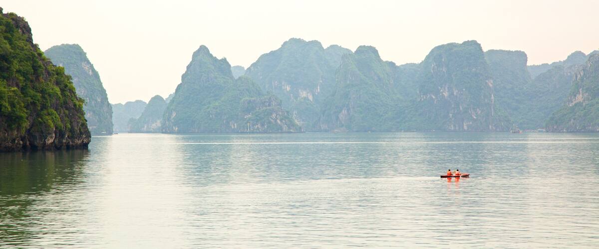 Bahía de Ha Long mostrando kayak o canoa y imágenes de una isla