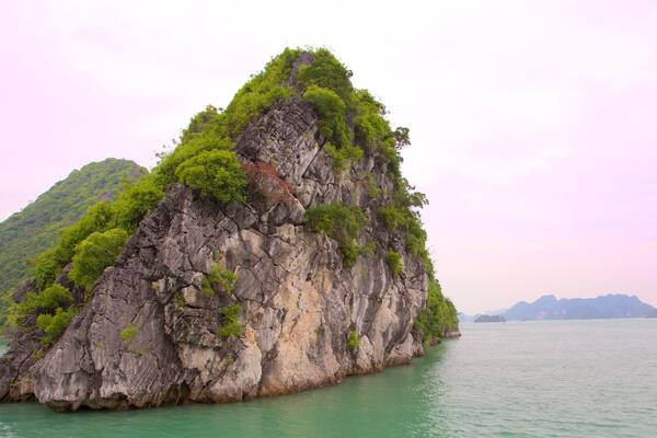 Baie d\'Halong qui includes vues d\'Ăźle