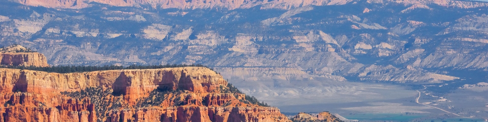 Parque Nacional de Bryce Canyon que inclui um desfiladeiro ou canyon, cenas tranquilas e paisagens do deserto