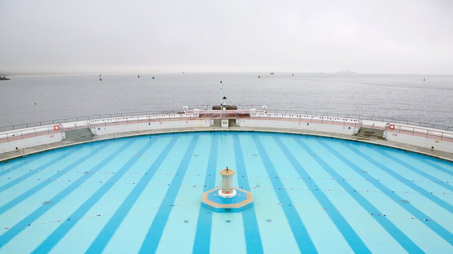 Plymouth inclusief een zwembad en algemene kustgezichten