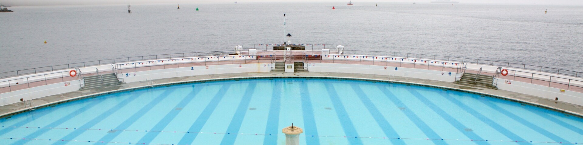 Plymouth mostrando paisagens litorâneas e uma piscina