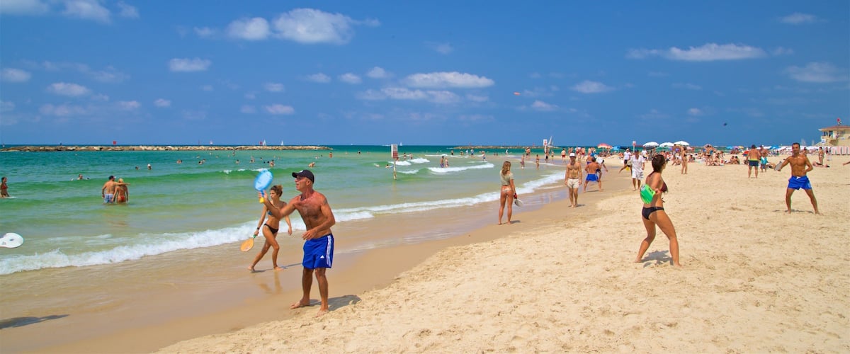 Tel Aviv mostrando natación, una playa y vistas generales de la costa
