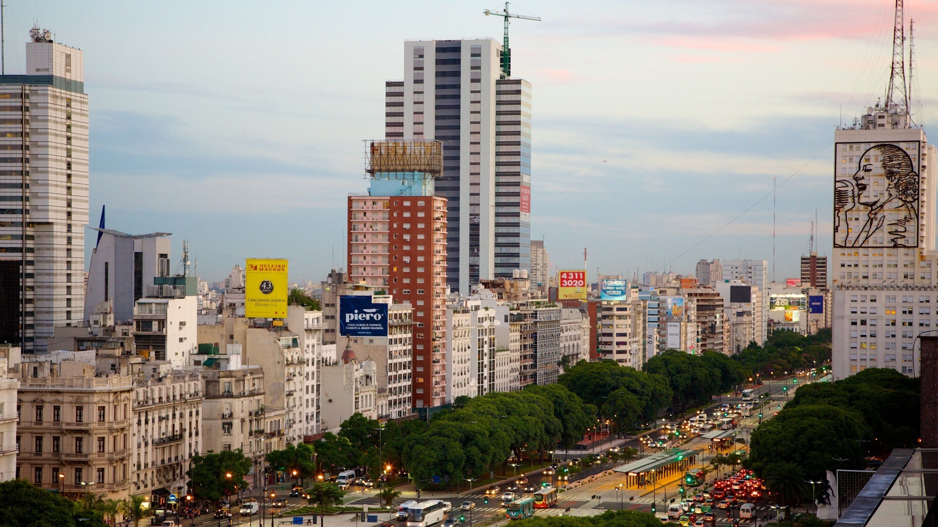 Paisagem urbana com edifícios altos, incluindo um canteiro de obras em um dos arranha-céus.