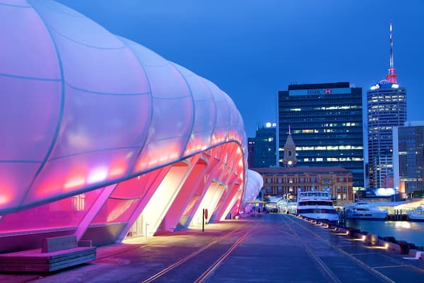 Nordøen og byder på moderne arkitektur, historiske bygningsværker og en marina