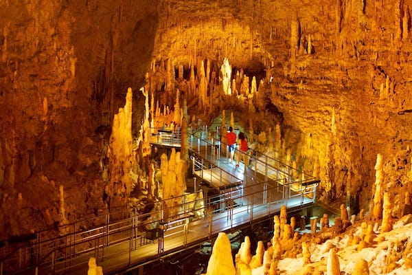 Okinawa welches beinhaltet Höhlen, Innenansichten und Höhlenwandern