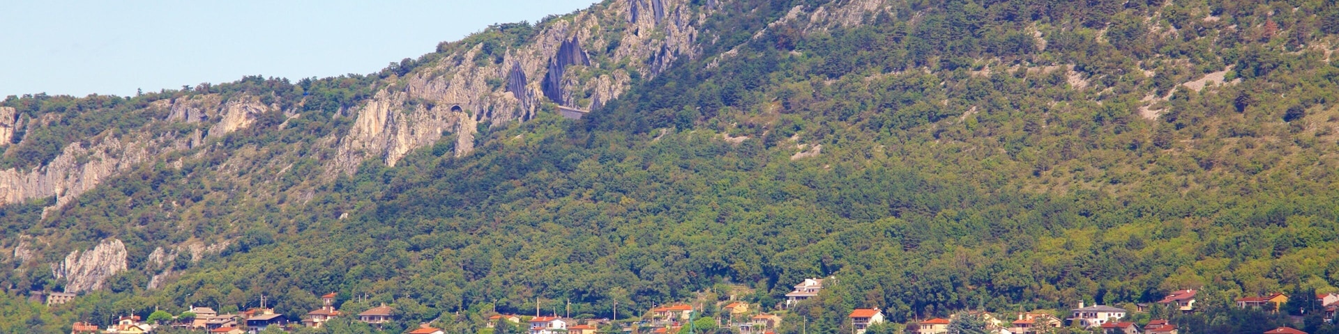 Trieste caracterizando montanhas e uma cidade