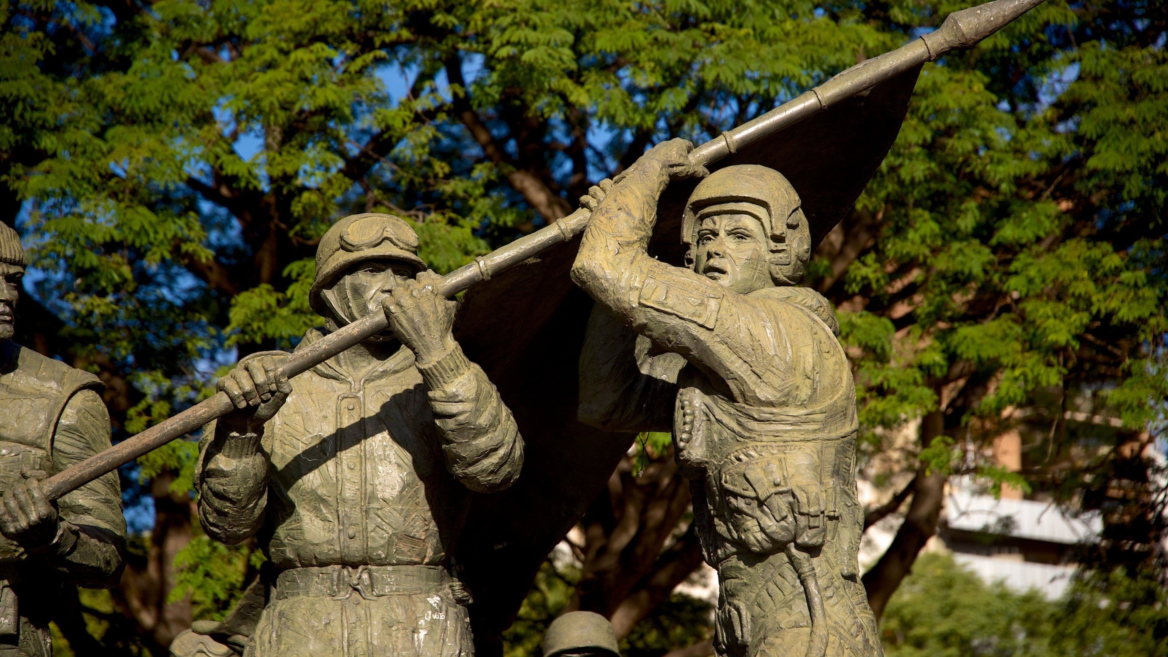 Cordoba showing a statue or sculpture