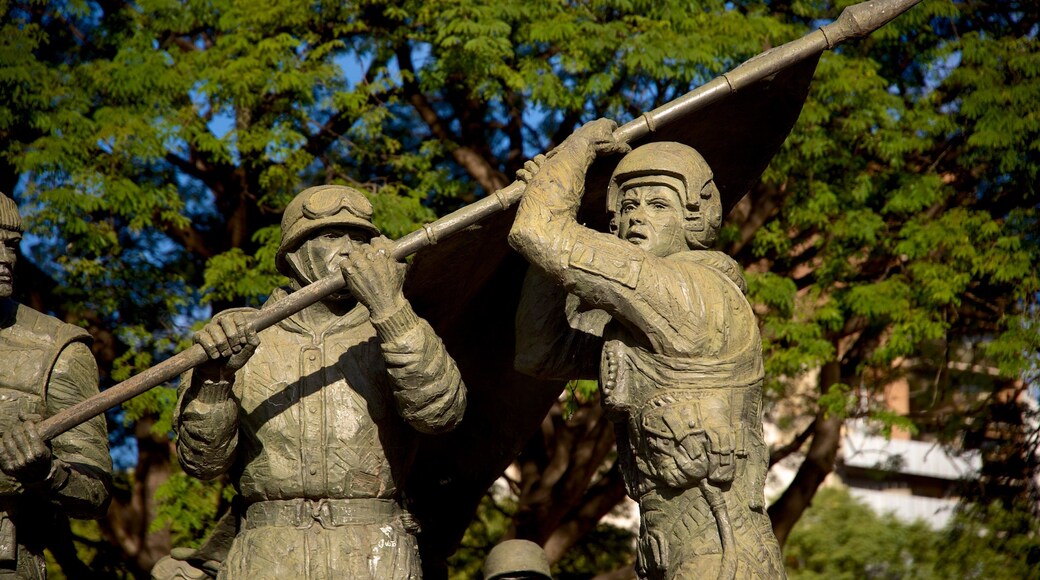 Cordoba showing a statue or sculpture