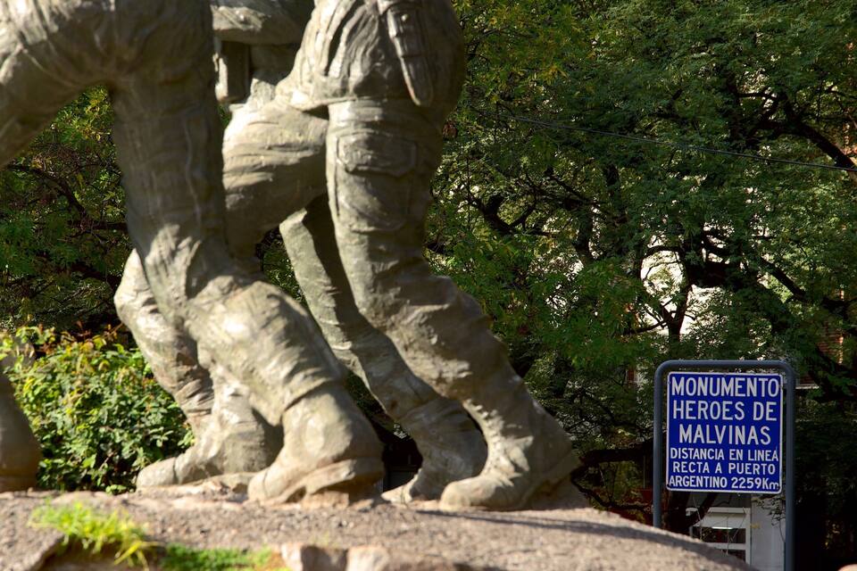 A monument of soldiers with a sign indicating it is the Monument Heroes de Malvinas, located 2259 km from Puerto Argentino.