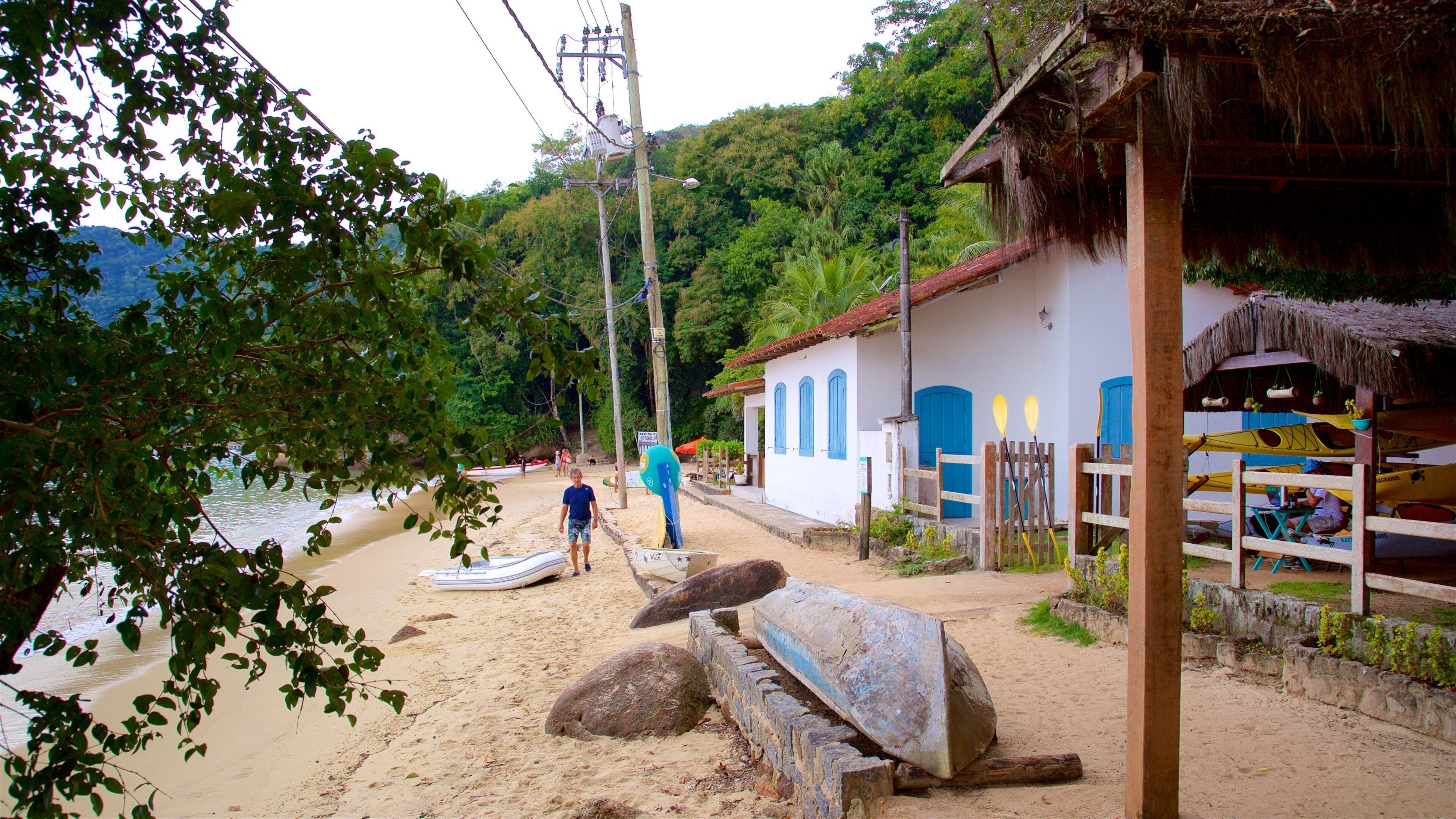 Baía da Ilha Grande mostrando uma cidade litorânea e uma praia de areia