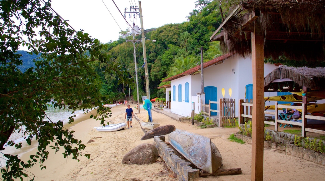 BaĂa da Ilha Grande mostrando uma cidade litorĂąnea e uma praia de areia
