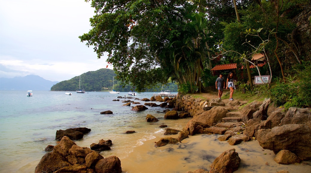 BaĂa da Ilha Grande caracterizando paisagens litorĂąneas e uma praia de areia assim como um casal