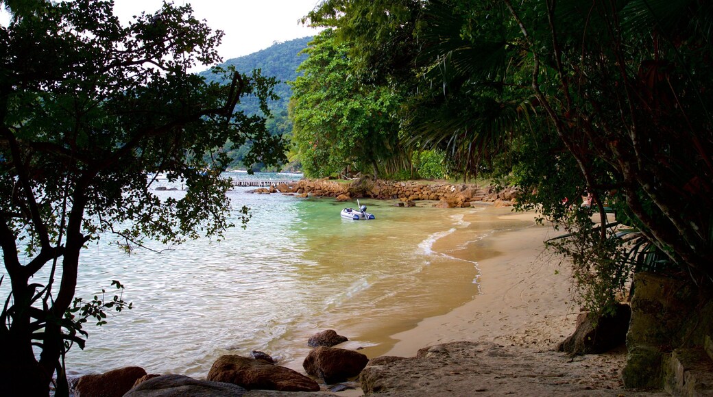 BaĂa da Ilha Grande que inclui uma praia de areia e paisagens litorĂąneas