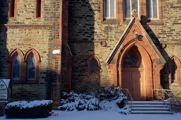 Charlottetown mostrando neve e uma igreja ou catedral