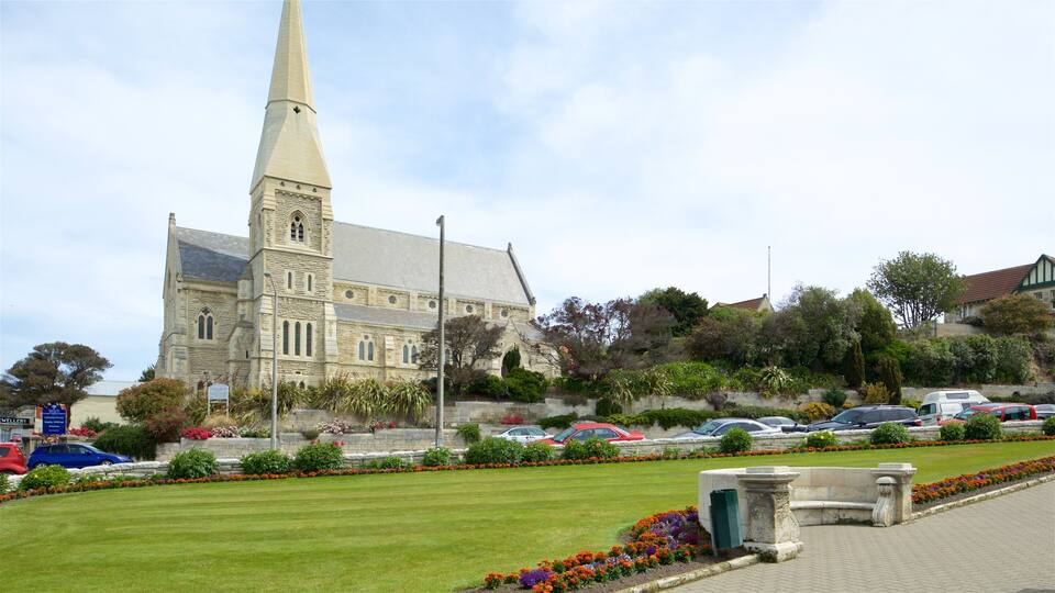 Oamaru som inkluderer historisk arkitektur og kirke eller katedral
